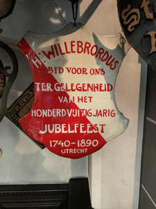 903573 Afbeelding van het wapenschild uit 1890 van de broederschap Onze Lieve Vrouw van Kevelaer uit Utrecht, gericht ...